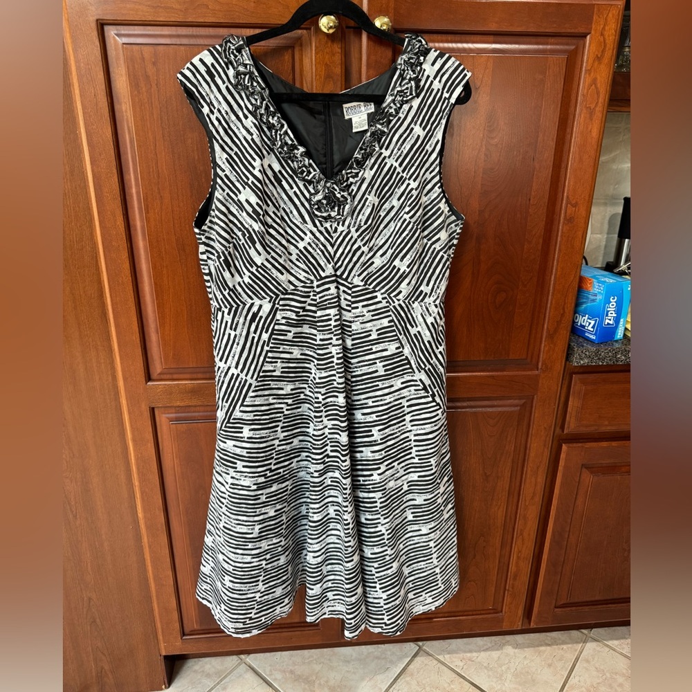 👗Robbie Bee Black and White Patterned Fit & Flare Dress, 18👗
